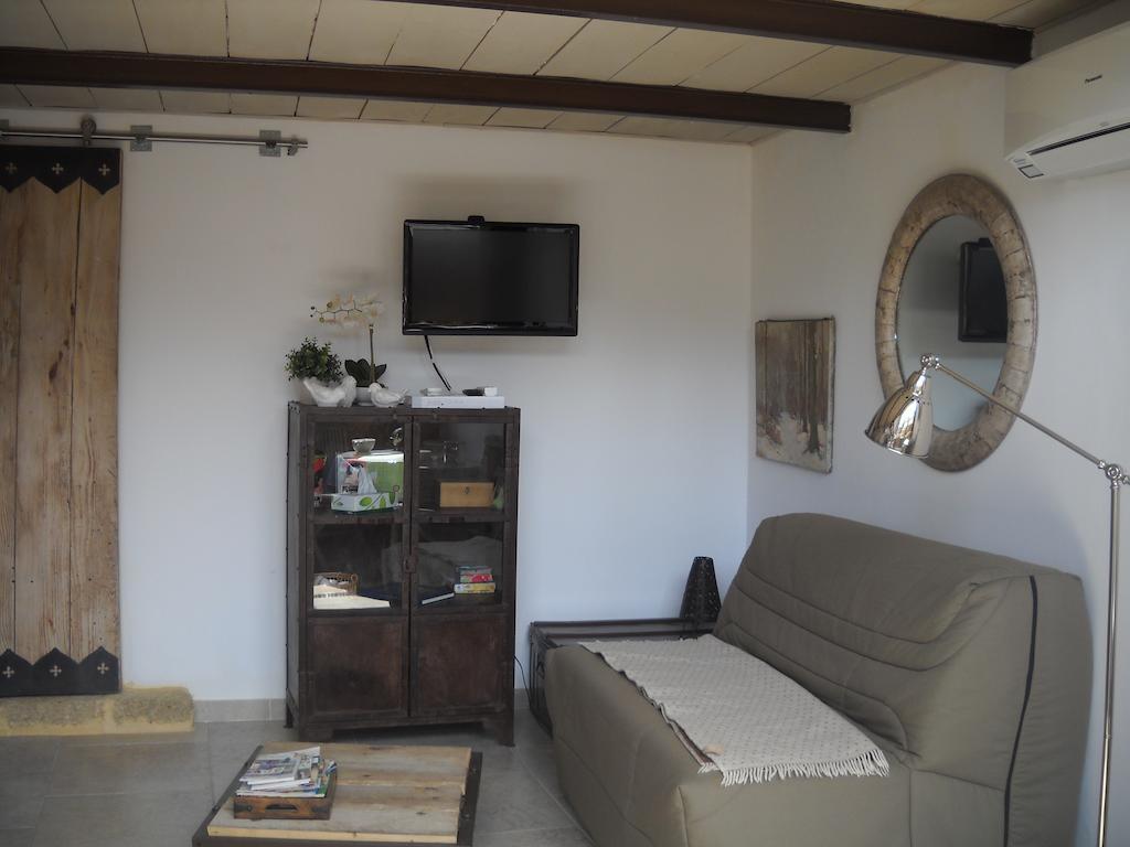 Appartement Dans Mas Provencal Grans エクステリア 写真
